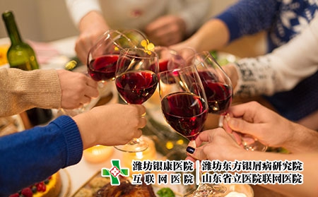 攝圖網(wǎng)_300162281_親密的朋友用葡萄酒慶祝誕節(jié)（企業(yè)商用）