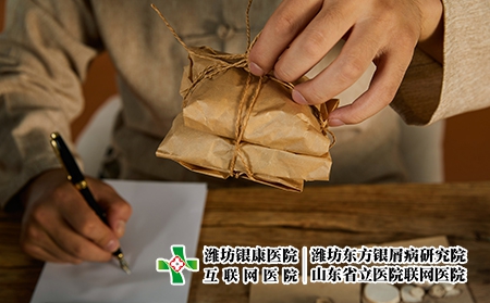攝圖網(wǎng)_501674736_中醫(yī)醫(yī)師調(diào)配中藥（企業(yè)商用）
